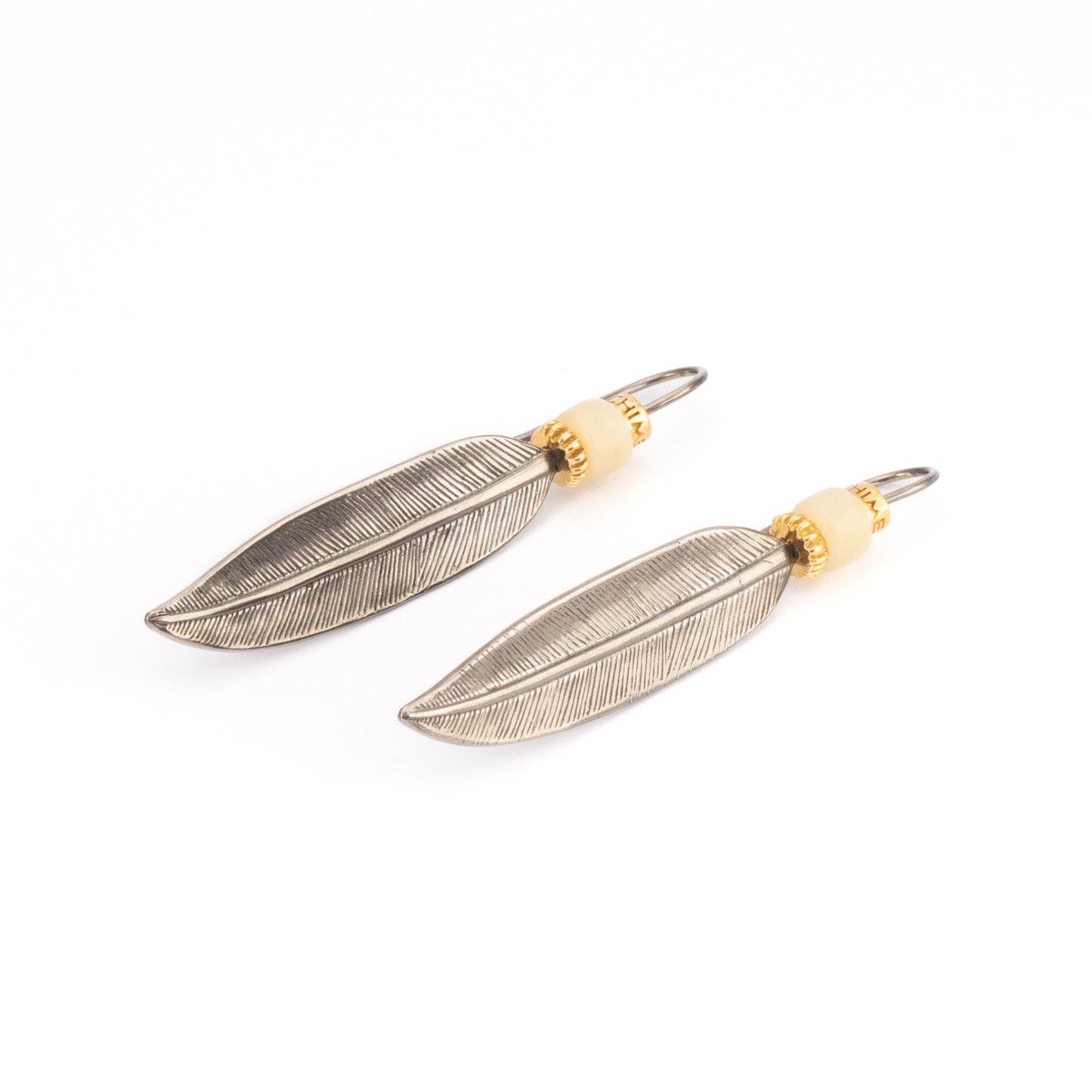 PENDIENTE PLUMA MEDIANA CON RODIUM Y ASTA