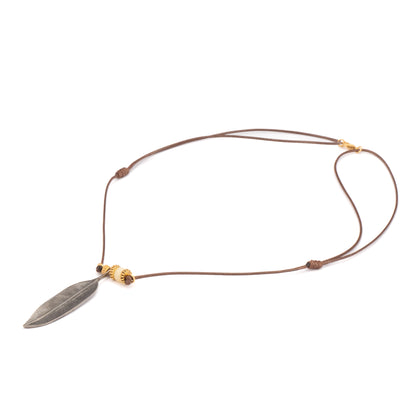 COLGANTE HILO ENCERADO PLUMA GRANDE CON RODIUM Y ASTA