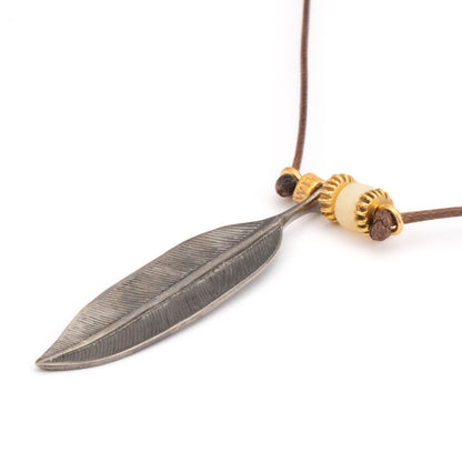 COLGANTE HILO ENCERADO PLUMA GRANDE CON RODIUM Y ASTA